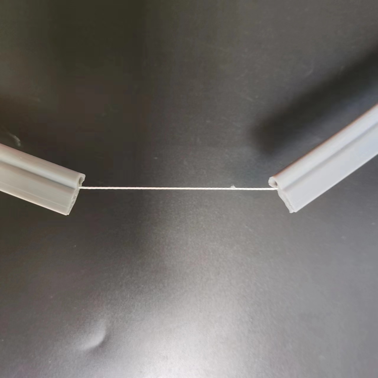 嵘牌抗拉伸耐候硅胶条：以＞80%强度保持率，破解日晒脆化断裂难题